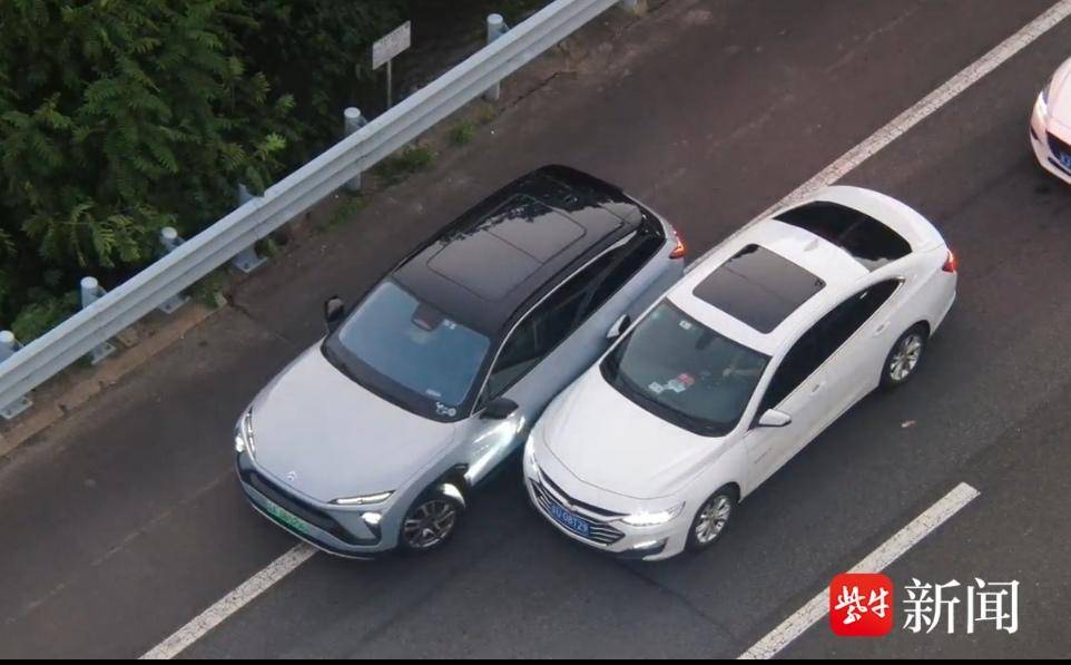 视频∣无人机“锁定”高速公路肇事车辆，“携手”警力现场拦截