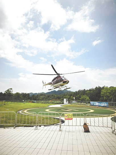 低空飞行航线火爆 游客乘坐直升