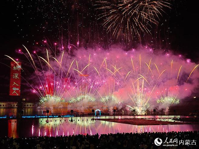 “无人机+焰火秀+音乐喷泉”！