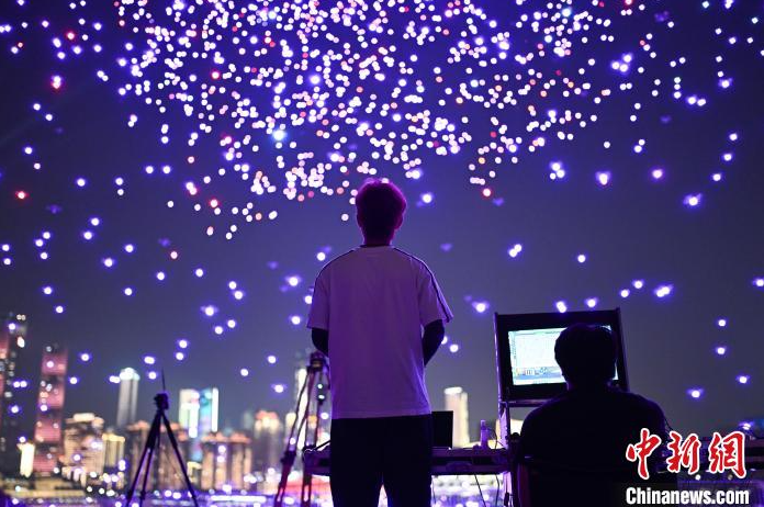 （神州写真）低空经济发展催生无人机“飞手”职业走热