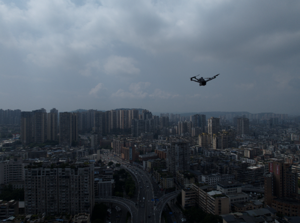 上游新闻：暴雨间隙的“闪电战” 无人机低空巡查织就城市安全网