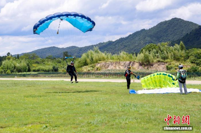 低空经济催生新消费 双人伞跳伞教练“日入七千”？