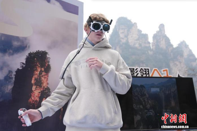 张家界推出全景无人机观光体验 科技赋能低