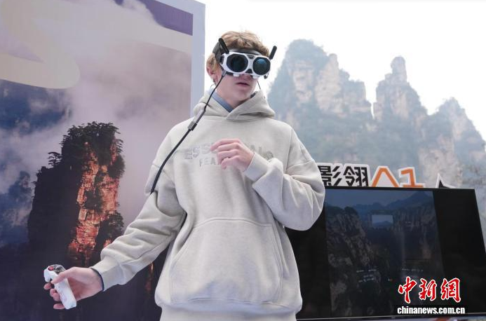 张家界推出全景无人机观光体验 科技赋能低空文旅新业态