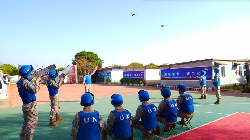 中国赴阿卜耶伊维和直升机分队开展低空无人机反制实战训练