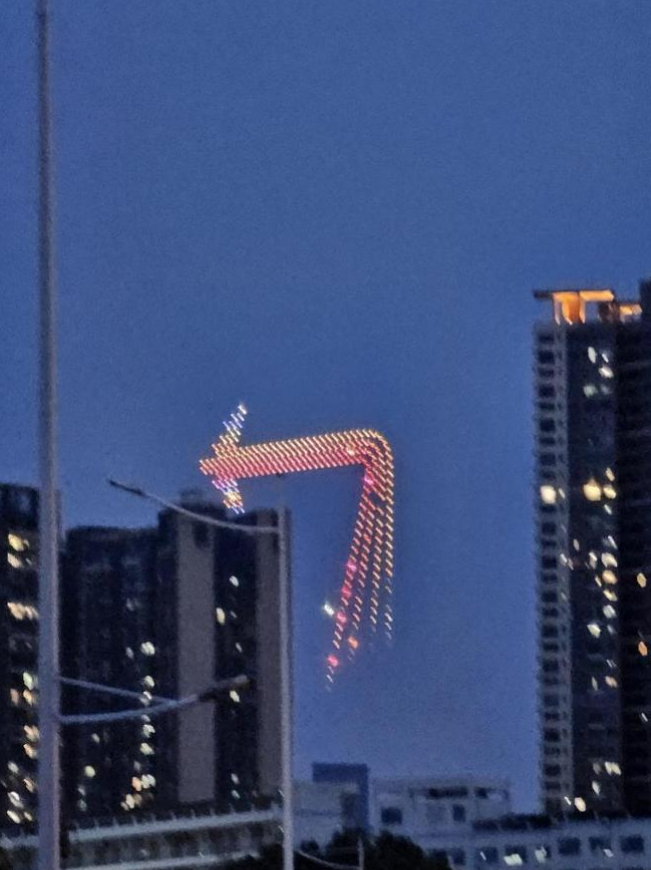 深圳龙岗夜空中的发光箭头，指向的是低空经济的星辰大海